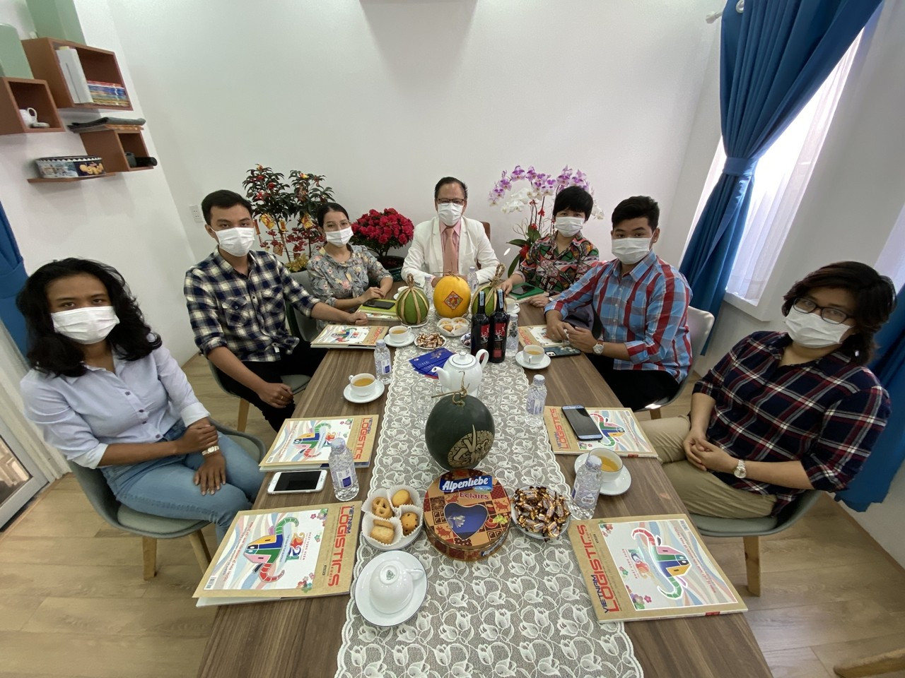 On February 17 (the 6th day of the Lunar New Year), the staff of VLR Magazine have a meeting to start the new working year, ready for the punctual publication of the New Year issue to the readers 