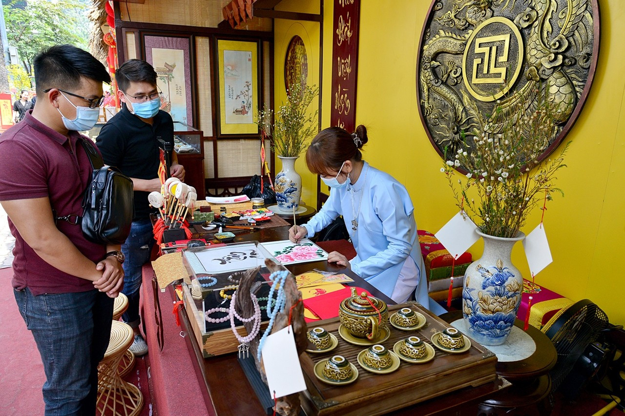 At Tao Dan park, many cultural activities such as Calligraphy Master street, aquarium & flower exhibition,... are still maintained
