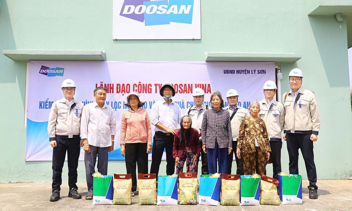 Lãnh đạo Doosan Vina tặng quà cho các hộ dân có hoàn cảnh khó khăn trên đảo An Bình