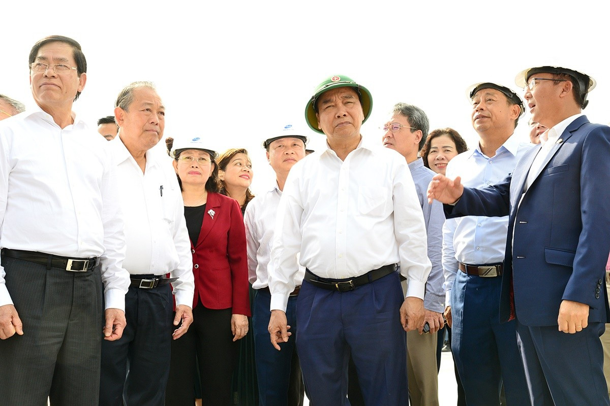 Lãnh đạo Cảng Gemalink báo cáo Thủ tướng Nguyễn Xuân Phúc tình hình hoạt động của Cảng (Ảnh Phó Bá Cường)
