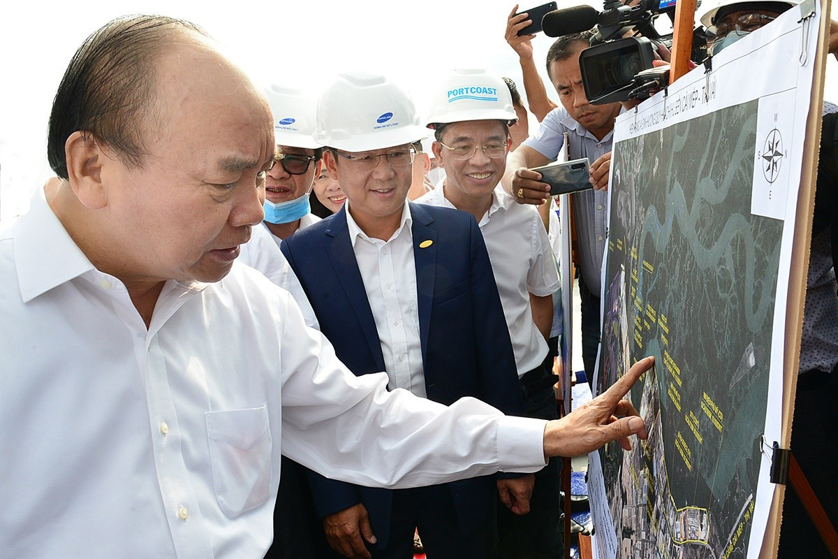 Thủ tướng Nguyễn Xuân Phúc thị sát Cảng Gemalink, cảng nước sâu lớn nhất Việt Nam (Ảnh Phó Bá Cường)