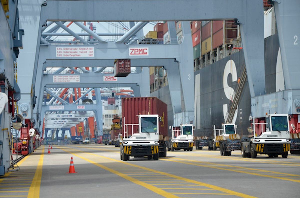 Xếp dỡ hàng container xuất nhập khẩu tại Cảng CMIT
