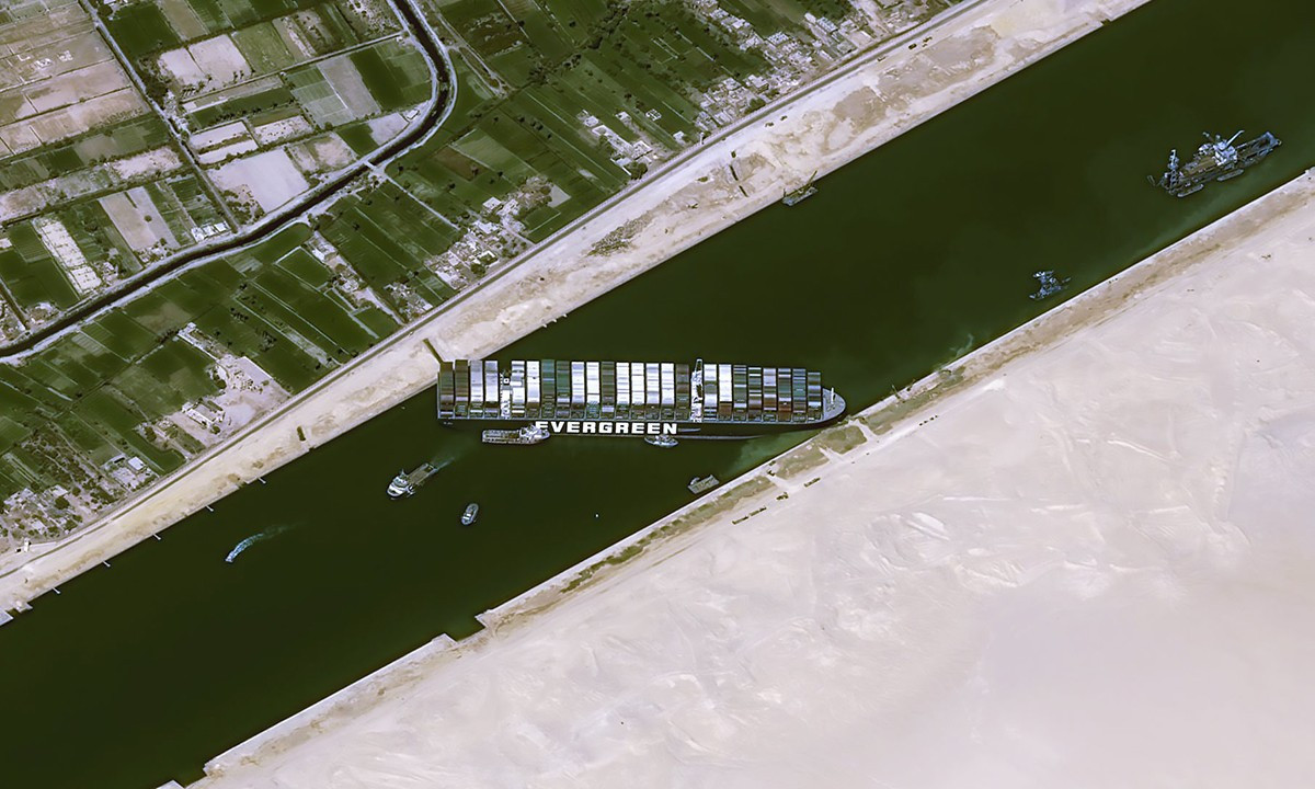 Tàu container Ever Given - một trong những tàu container lớn nhất thế giới, hiện gần như bịt kín tuyến hàng hải qua kênh đào Suez, khiến mọi hoạt động di chuyển qua kênh đào này phải tạm dừng và ít nhất 100 tàu khác bị mắc kẹt phía sau