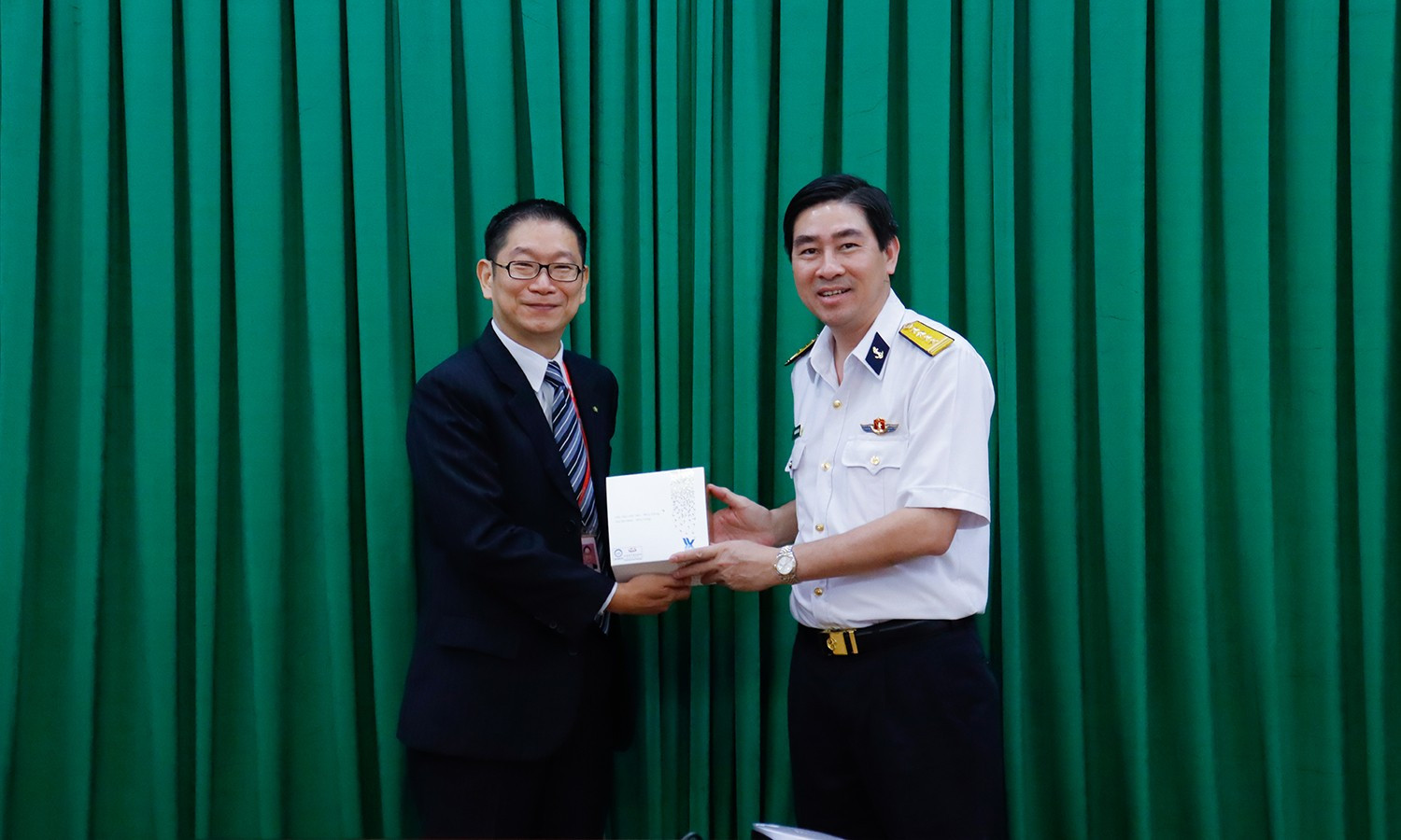 Đại tá Ngô Minh Thuấn trao quà lưu niệm cho Ông James Chou – Trưởng đại diện hãng tàu OOCL