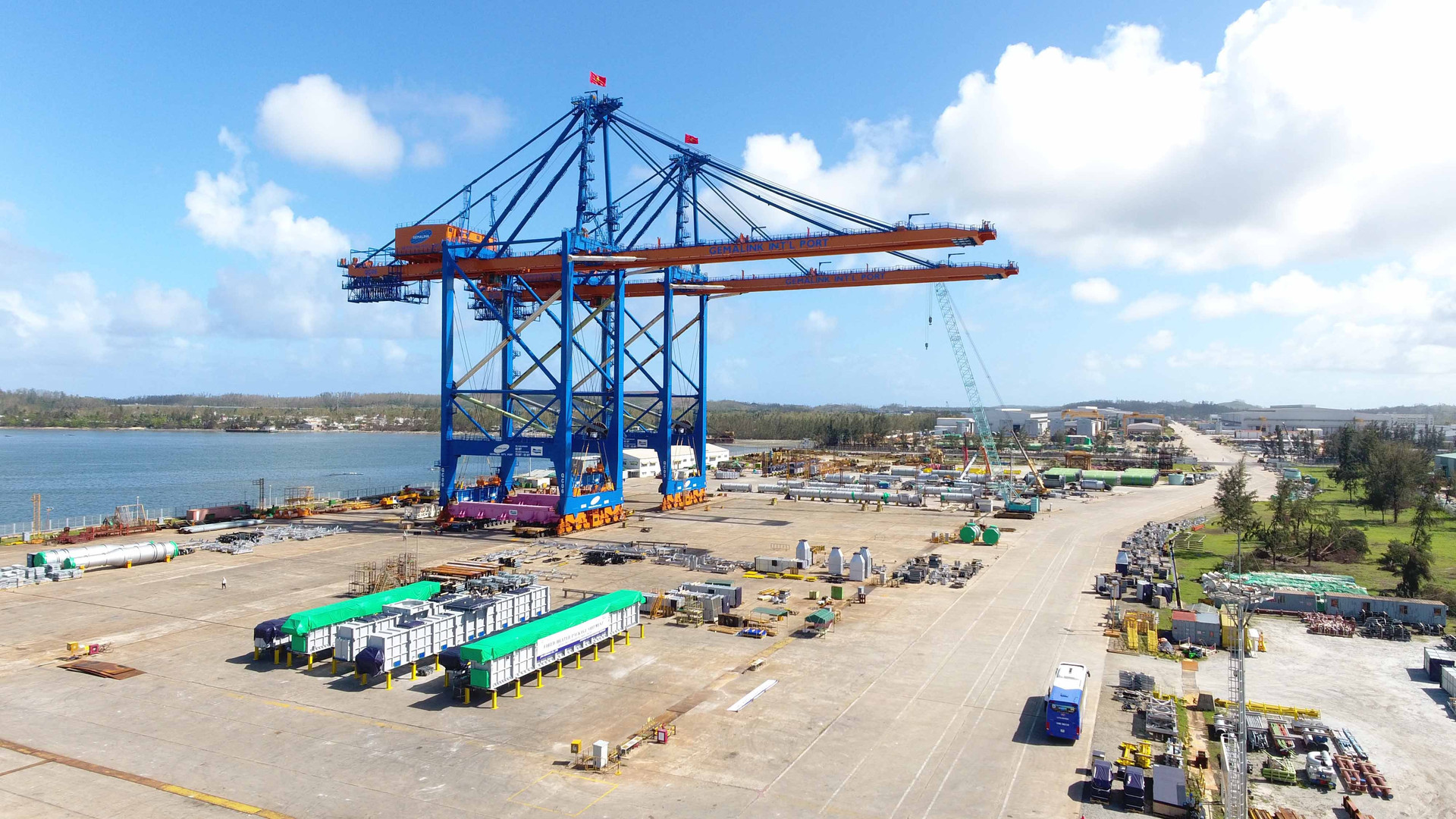 These super giant cranes are capable of handling cargo containers of up to 65 tons from large mother ships up to 200,000 DWT
