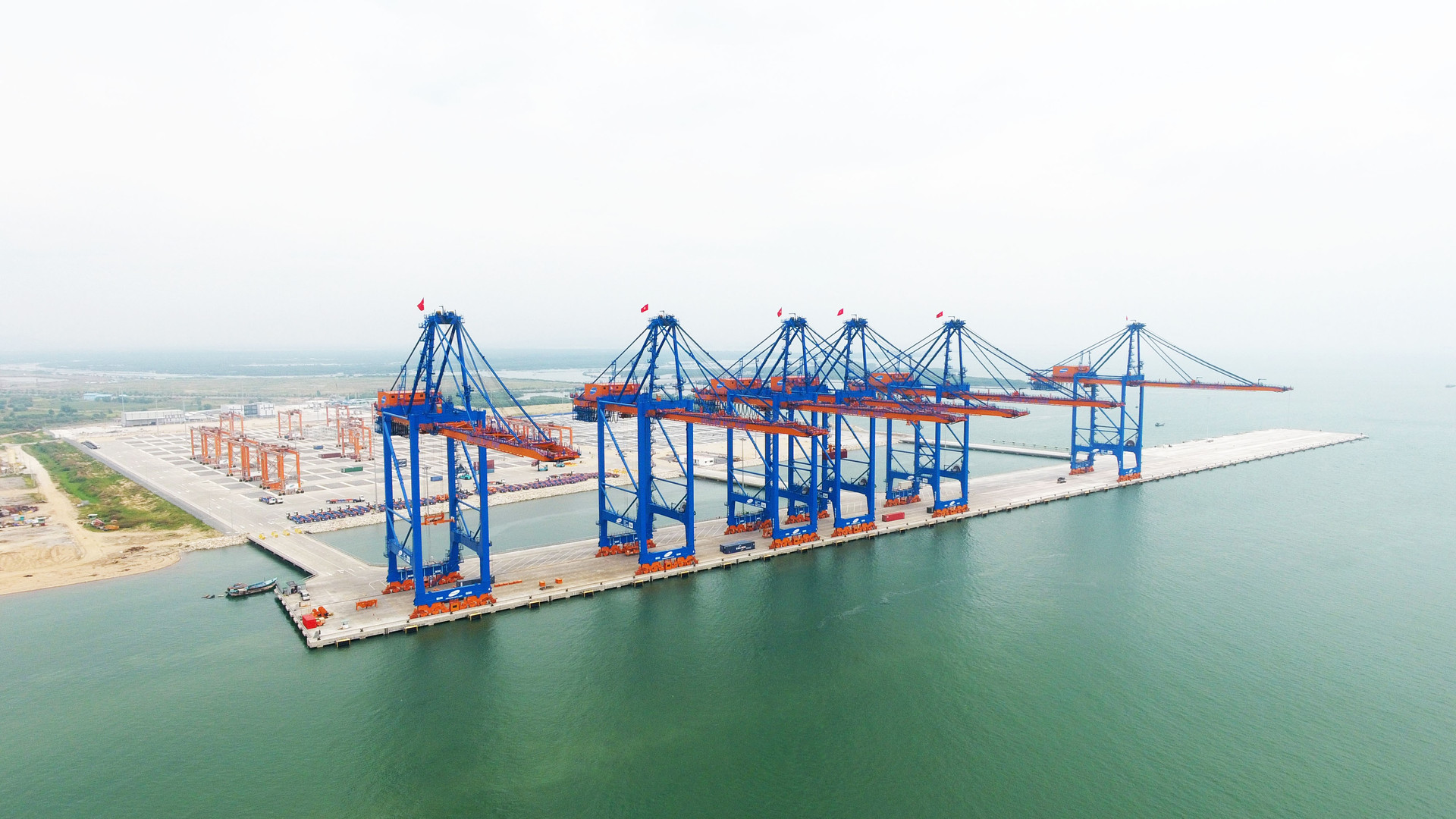 Six STS cranes manufactured by Doosan Vina are operating at Gemalink port