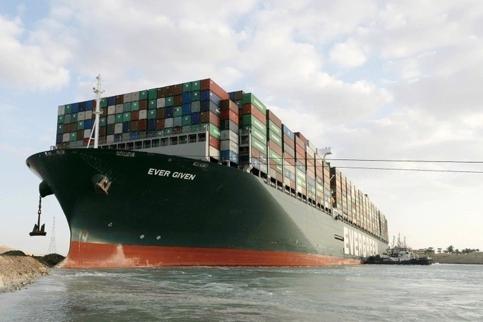 Tàu Ever Given mắc kẹt tại kênh đào Suez tuần trước khiến chuỗi cung ứng hàng hóa toàn cầu bị gián đoạn - Ảnh: EPA
