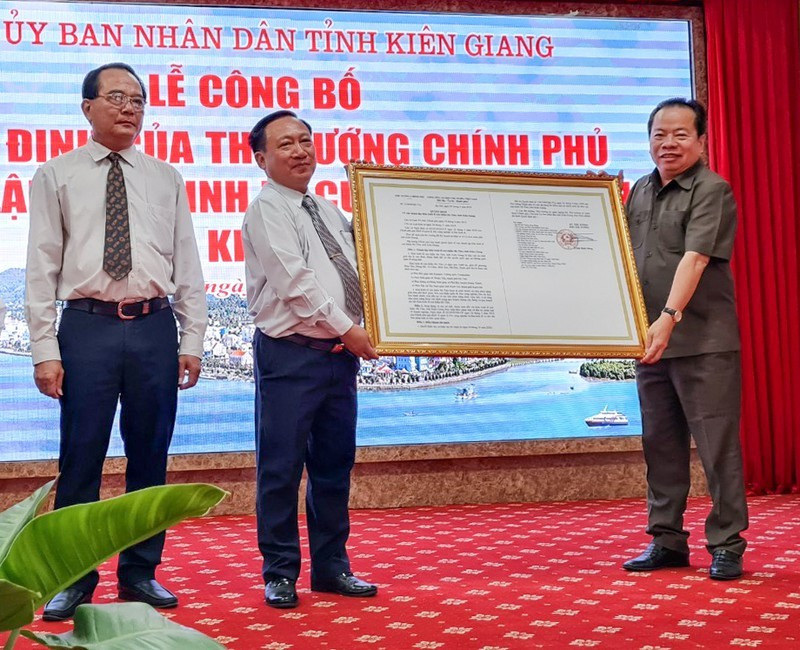 Ông Mai Văn Huỳnh (bìa phải), Phó Bí thư Tỉnh ủy Kiên Giang trao Quyết định thành lập Khu kinh tế cửa khẩu Hà Tiên