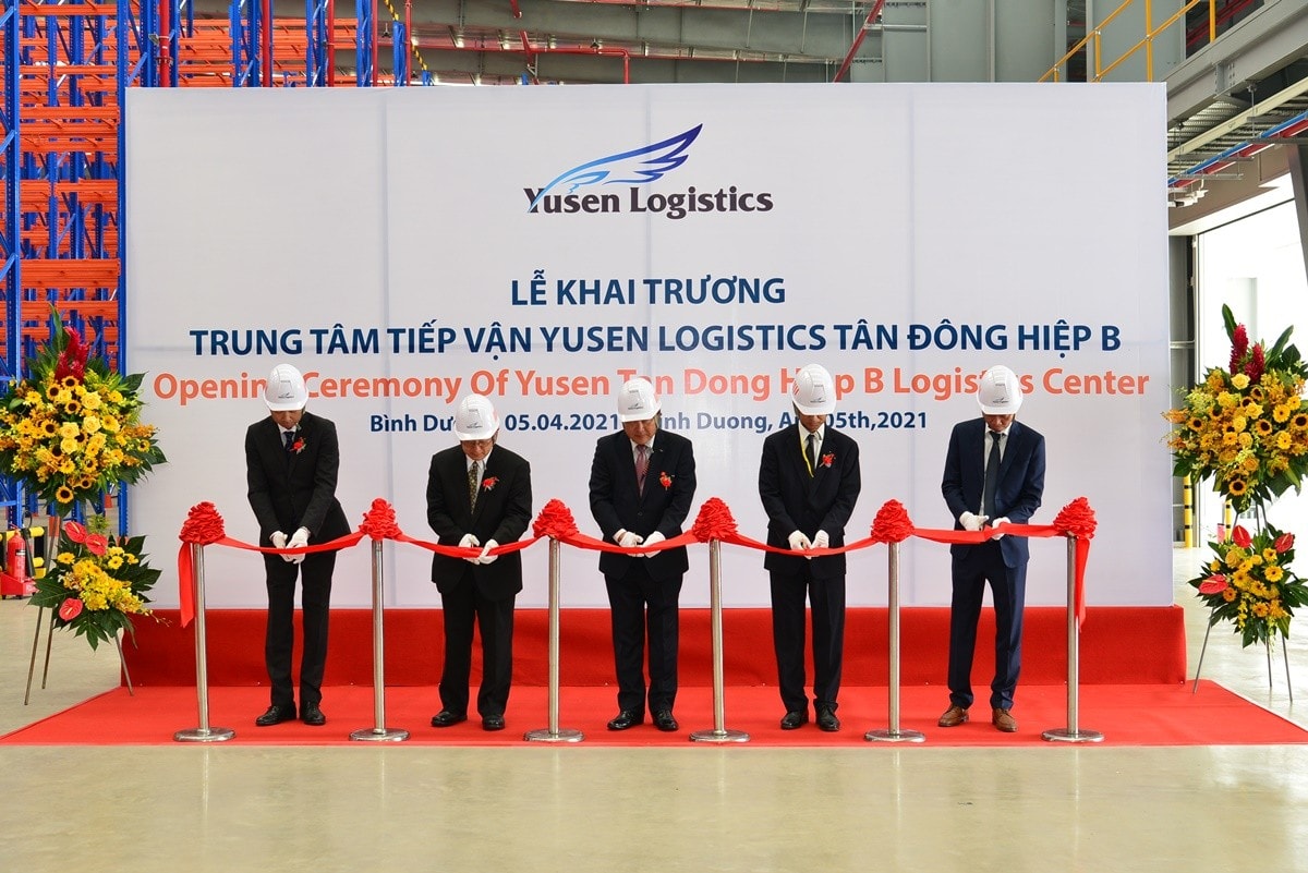 Lãnh đạo Yusen Logistics cắt băng khai trương Trung tâm Tiếp vận mới tại Bình Dương