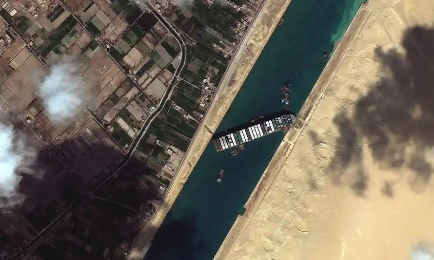Tàu Ever Given là một trong những tàu container lớn nhất thế giới mắc kẹt tại kênh đào Suez hôm 23/3 vừa qua