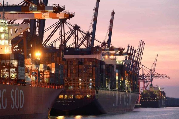 Các tàu chở hàng tại châu Á đang lo ngại rằng tình trạng tắc nghẽn tại nhiều cảng châu Âu sẽ làm gián đoạn hoạt động vận tải ở chiều ngược về châu Á -  Ảnh: AP