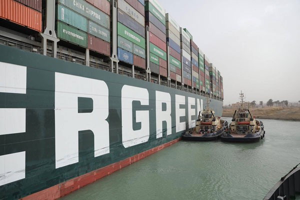  Siêu tàu container Ever Given hôm 23/3 đã bị mắc cạn, chắn ngang kênh đào Suez - Ảnh: Reuters