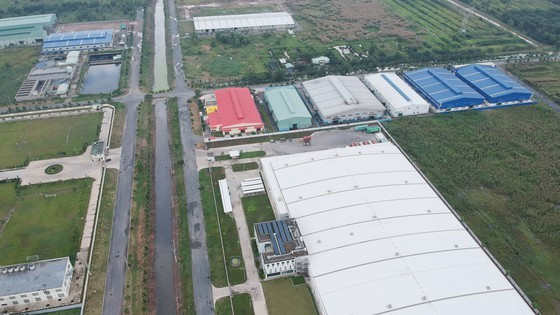 Hạ tầng sẵn có và nhà máy đang hoạt động trong KCN Lê Minh Xuân, TP. HCM - Ảnh: CAO THĂNG