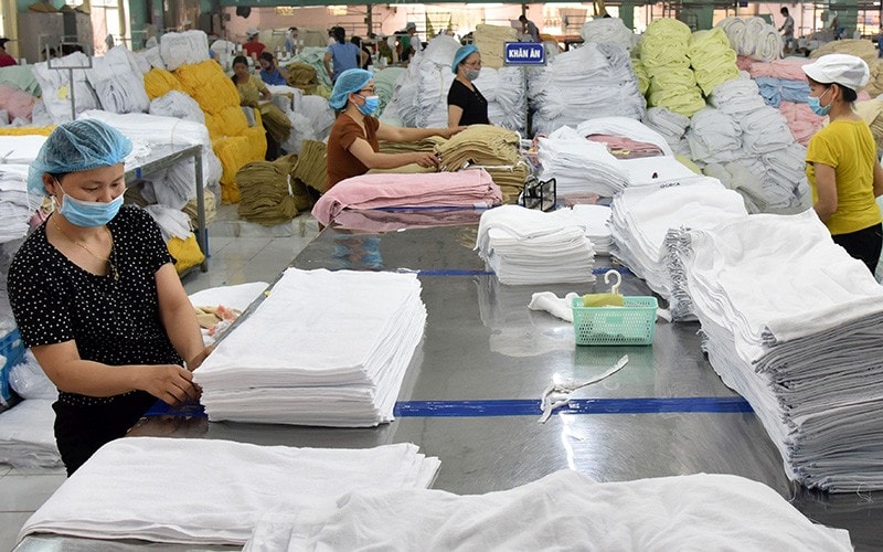 Công nhân Công ty Cổ phần Dệt may Sơn Nam (TP Nam Định) sản xuất các loại khăn bông và sợi xuất khẩu