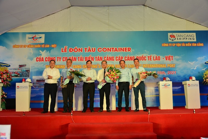 Lãnh đạo Bộ GTVT và tỉnh Hà Tĩnh chúc mừng Ban Giám đốc Công ty CP Cảng quốc tế Lào - Việt và Công ty Vận tải Tân Cảng (Ảnh: Phó Bá Cường)