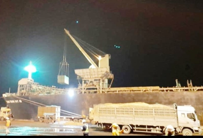 Trong quý I/2021, có 14 chuyến tàu chở dăm gỗ xuất khẩu qua cảng Vũng Áng (Ảnh: Trần Tuấn)