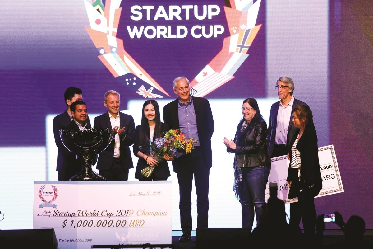 Bà Nguyễn Hoàng Anh, đồng sáng lập, Giám đốc Vận hành Abivin nhận giải nhất Startup World Cup tại Mỹ vào tháng 5/2019 với tổng giá trị giải thưởng lên đến 1 triệu USD