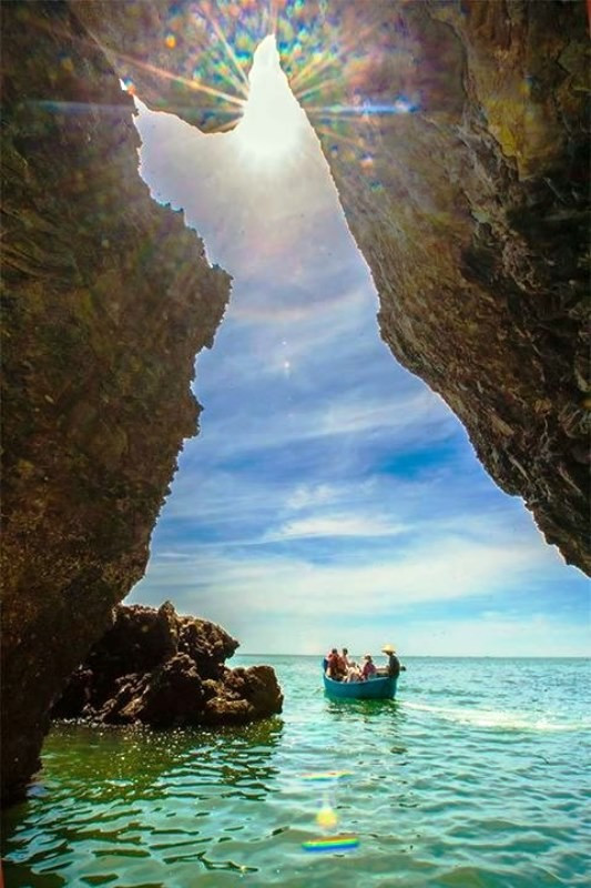 Đến với biển Quỳnh du khách được chiêm ngưỡng những tuyệt tác tuyệt đẹp của thiên nhiên như hang mũi trâu, hang dơi... (Ảnh: Beach Quỳnh Resort)