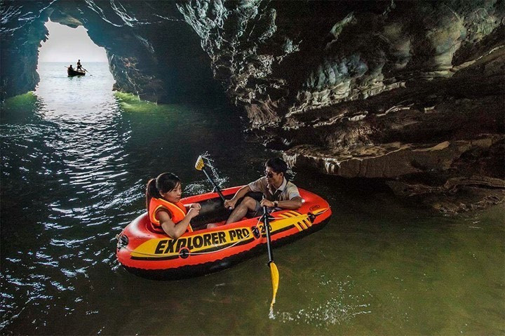Đến với biển Quỳnh, du khách còn được chèo thuyền khám phá hang động với vẻ hoang sơ vốn có (Ảnh: Beach Quỳnh Resort)