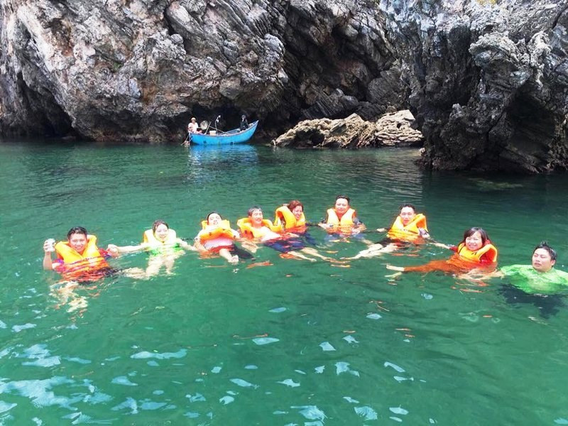 Đến biển Quỳnh, du khách được đắm mình trong làn nước trong xanh (Beach Quỳnh Resort)