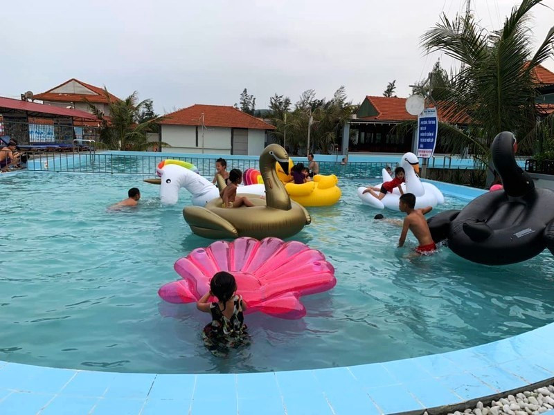 Khu du lịchRuby Star Beach Quỳnh Resort có bể bơi phục vụ du khách (Ảnh: Beach Quỳnh Resort)