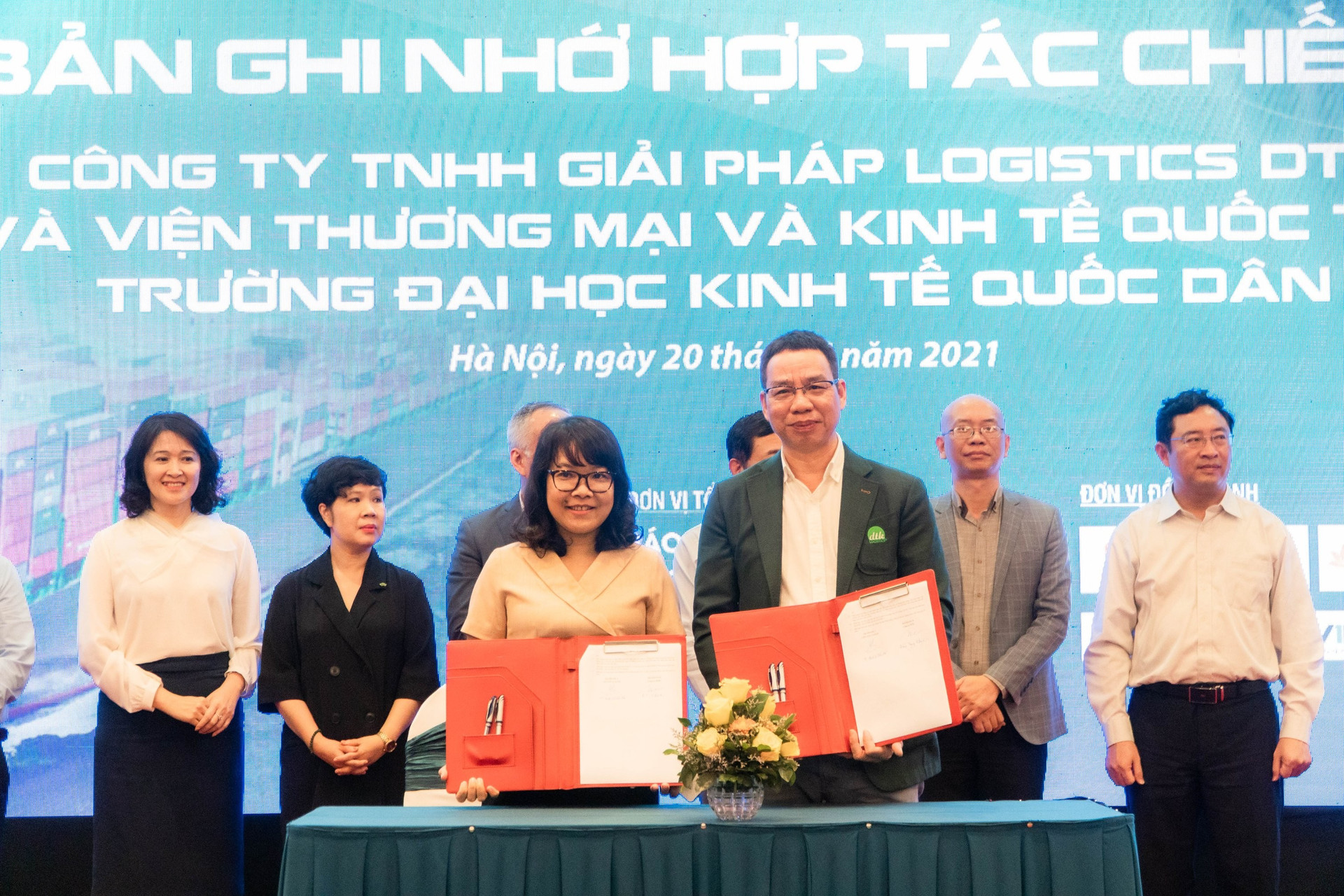 Lễ ký Văn bản hợp tác giữa Công ty TNHH Giải pháp Logistics DTK với Viện Thương mại và Kinh tế thuộc Trường Đại học Kinh tế Quốc dân 