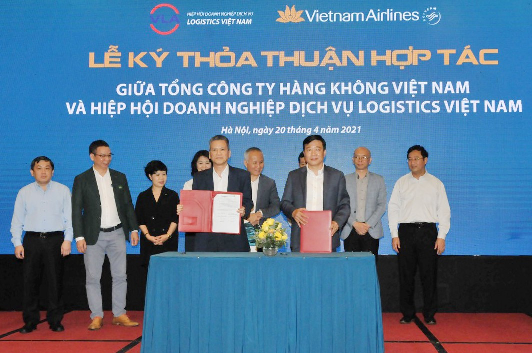 Lễ ký Thỏa thuận hợp tác giữa Tổng công ty Hàng không Việt Nam và Hiệp hội Doanh nghiệp dịch vụ Logistics Việt Nam (Ảnh: VNA)