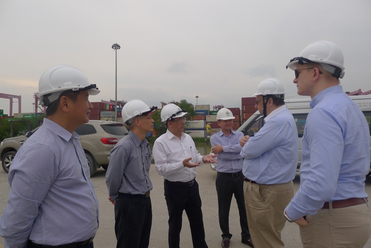 Ông Trần Khánh Hoàng, Tổng Giám đốc Khối Cảng và Logistics Công ty ITC giới thiệu hoạt động của Cảng SP-ITC (Ảnh: Thụy Hậu)