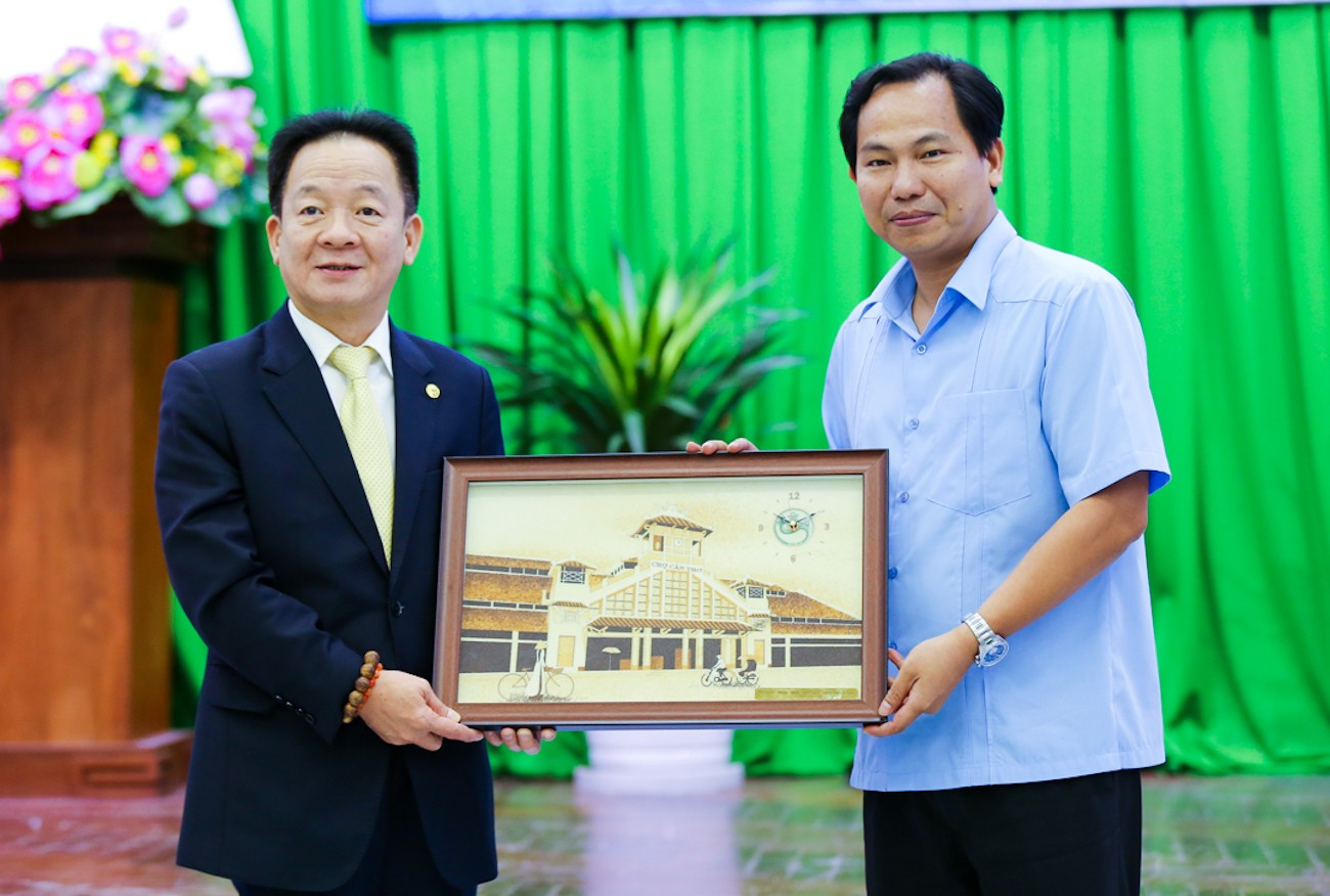 Ông Lê Quang Mạnh, Bí thư Thành ủy Cần Thơ tặng quà lưu niệm cho ông Đỗ Quang Hiển, Chủ tịch Tập đoàn T&T Group nhân dịp 2 bên ký thỏa thuận hợp tác chiến lược (Ảnh: T&T Group)