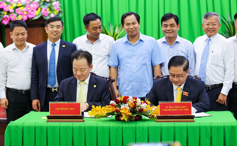 Ông Trần Việt Trường, Chủ tịch UBND TP Cần Thơ (bên phải) và ông Đỗ Quang Hiển, Chủ tịch Tập đoàn T&T Group ký thỏa thuận hợp tác chiến lược (Ảnh: T&T Group)