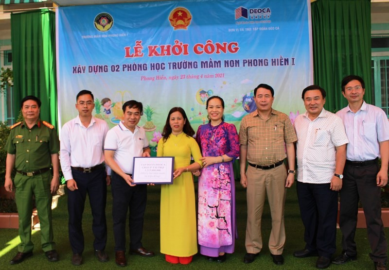 Lãnh đạo tập đoàn Đèo Cả tặng quà cho trường mầm non Phong Hiền 1 (Ảnh: DCG)