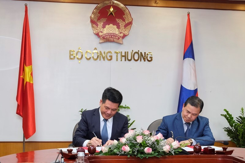 Lãnh đạo Bộ Công Thương và Đại sứ Lào ký kết Biên bản làm việc về các biện pháp tăng cường hơn nữa quan hệ hợp tác trong lĩnh vực thương mại, công nghiệp và năng lượng (Ảnh: Công Thương)