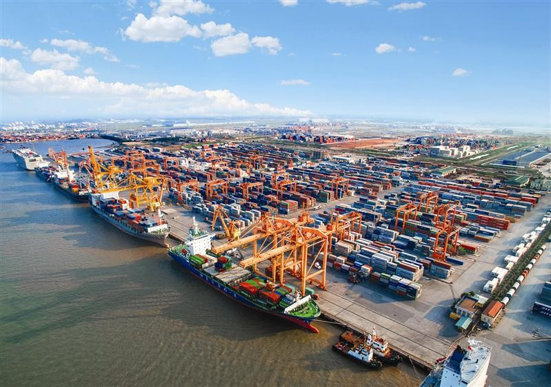 Bốc xếp hàng xuất khẩu tại cảng Hải Phòng