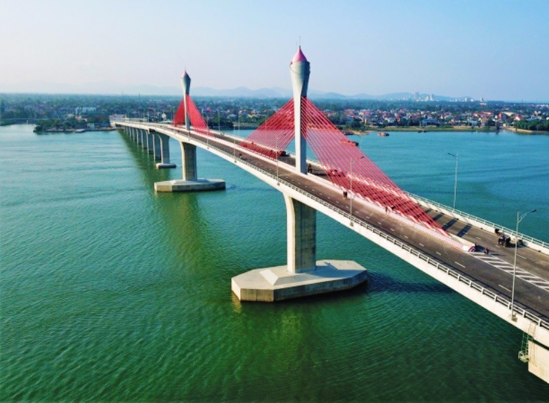 Cầu Cửa Hội chính thức thông xe nối 2 tỉnh Nghệ An - Hà Tĩnh (Ảnh: Hồng Lam)