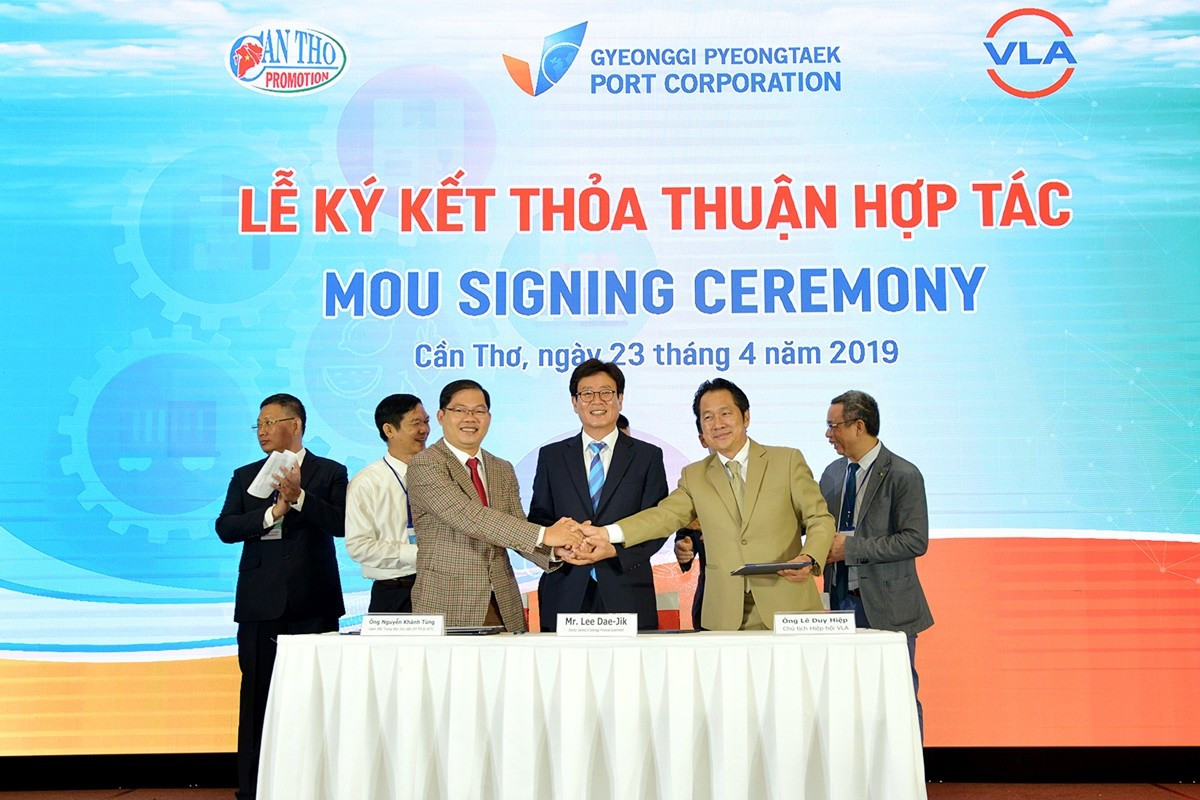 Ký kết hợp tác phát triển với các doanh nghiệp nước ngoài, trong ảnh Lễ ký kết MOU giữa VLA và Cảng Pyeongtaek - Hàn Quốc năm 2019