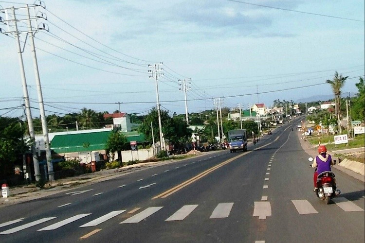 Hiện Quốc lộ 26 (trong ảnh) là tuyến đường bộ duy nhất kết nối Đắk Lăk ra các cảng biển Nam Trung Bộ.