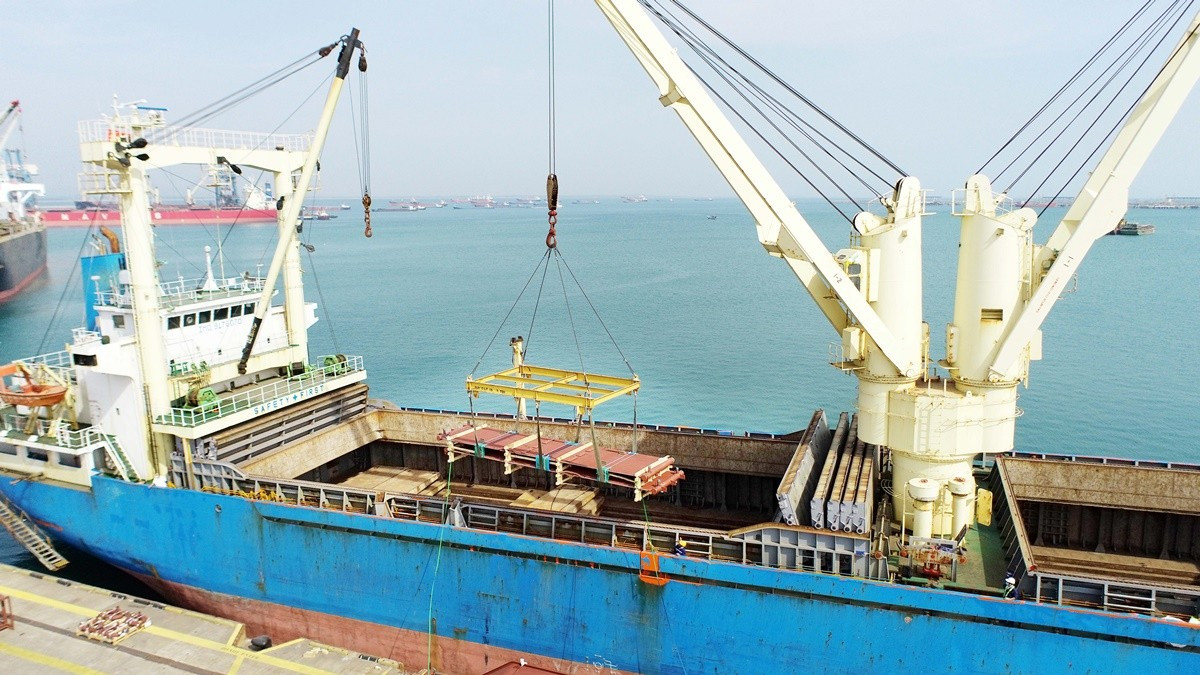 Các thiết bị cấu thành phần áp lực lò hơi công nghệ đốt rác thải WtE đang được đưa lên tàu tại cảng chuyên dụng của Doosan Vina tại KKT Dung Quất để xuất khẩu sang Nhật Bản (Ảnh: Doosan Vina)