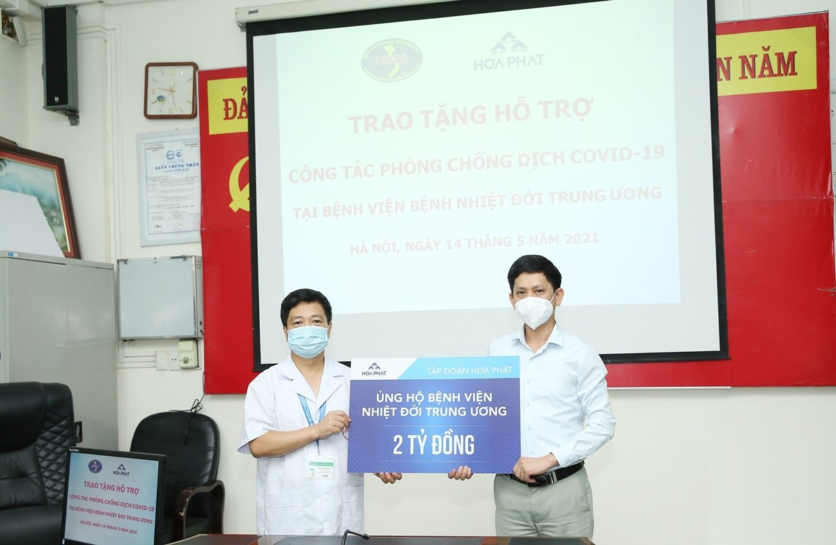 Đại diện Tập đoàn Hòa Phát trao 2 tỷ đồng tiền mặt tới Ban Lãnh đạo Bệnh viện Bệnh nhiệt đới Trung ương cơ sở 2 (Ảnh: Hòa Phát)