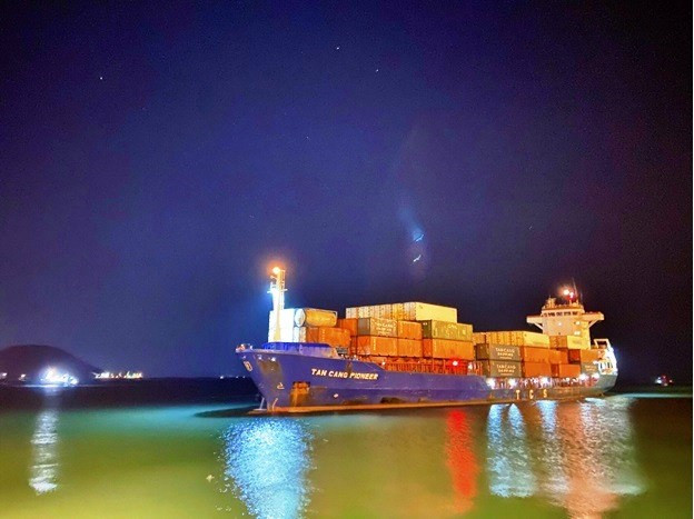 Tàu container Tân Cảng cập cảng quốc tế Lào Việt (Ảnh: Tân Cảng)