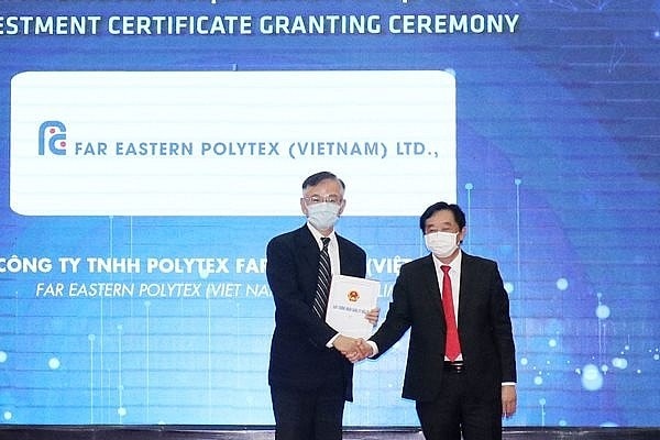 UBND tỉnh Bình Dương trao Giấy chứng nhận điều chỉnh tăng thêm 610 triệu USD cho Công ty TNHH Polytex Far Eastern