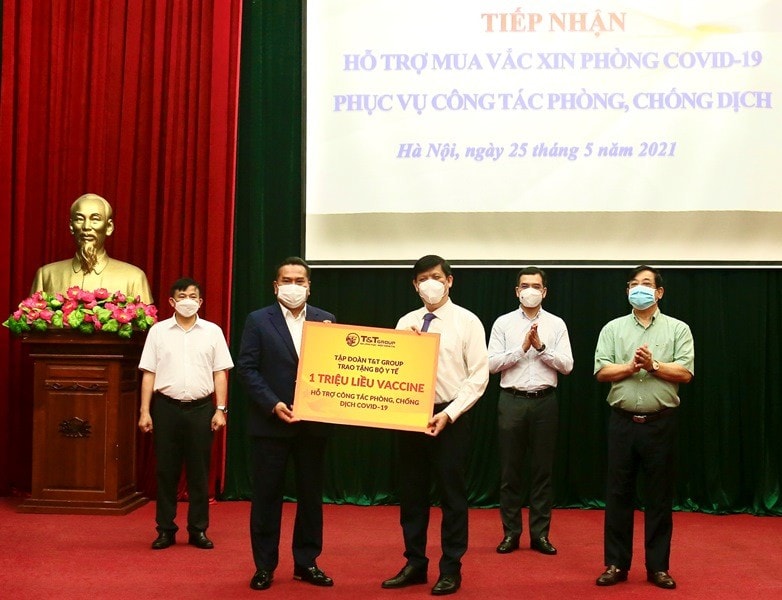 Đại diện tập đoàn T&T trao tượng trưng 1 triệu liều Vaccin cho Bộ Y tế (Ảnh: tập đoàn cung cấp)