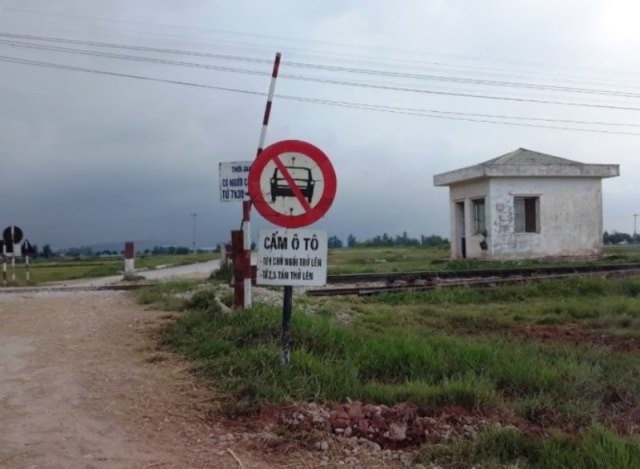 Do hạ tầng giao thông chưa đồng bộ, phương tiện vận tải muốn vào được KCN Thọ Lộc cần có cầu vượt hoặc hầm chui để tránh tuyến đường sắt Bắc-Nam - Ảnh: Duy Ngợi