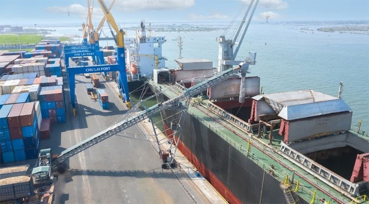Dăm gỗ được đưa lên tàu bằng băng chuyền để xuất khẩu (Ảnh Cảng Chu Lai)