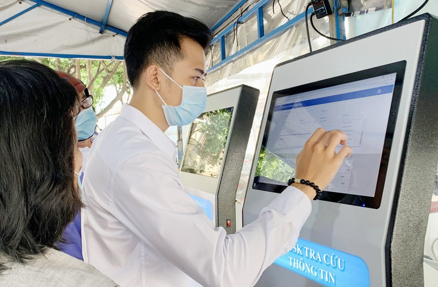 Người dân tra cứu thông tin trên bảng điện tử tại Bệnh viện Thống Nhất (TP. HCM)