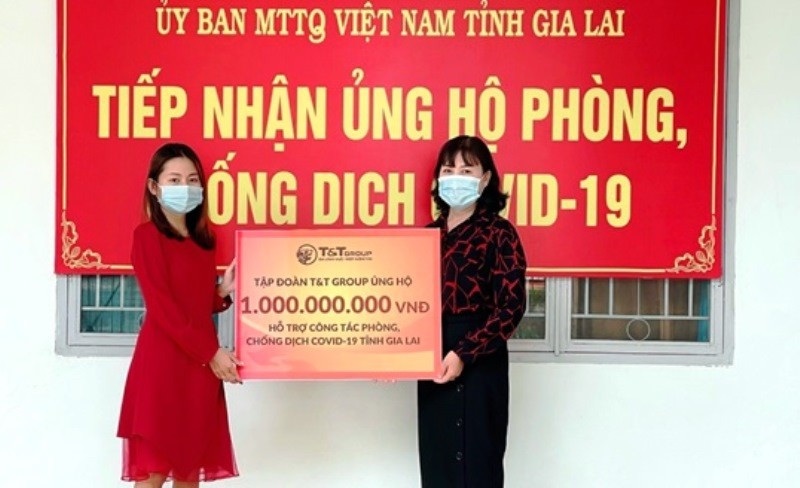 Đại diện Tập đoàn T&T Group trao hỗ trợ cho đại diện Uỷ ban MTTQ Việt Nam tỉnh Gia Lai (ảnh tập đoàn cung cấp)