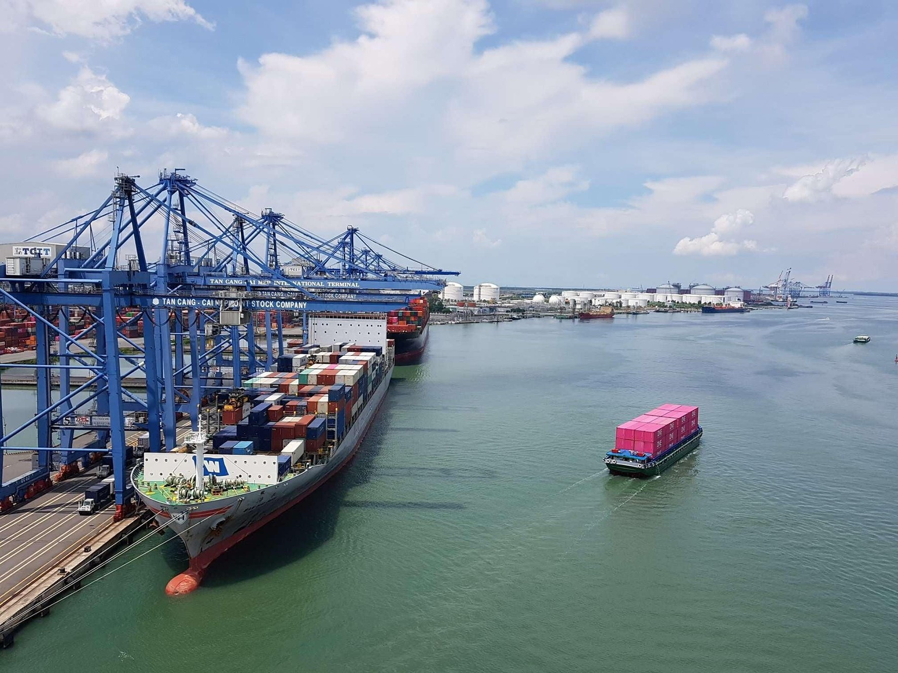 Cảng TCIT đã đầu tư các cẩu bờ hiện đại lớn nhất Việt Nam có tầm với 24 hàng container để nâng cao năng lực xếp dỡ