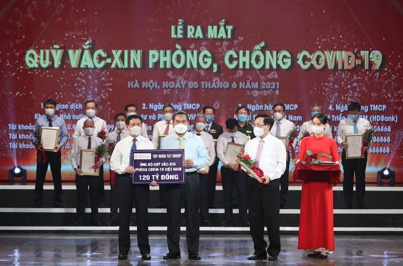 Đại diện Tập đoàn T&T Group trao tặng Quỹ Vaccine COVID-19 Việt Nam 120 tỷ đồng