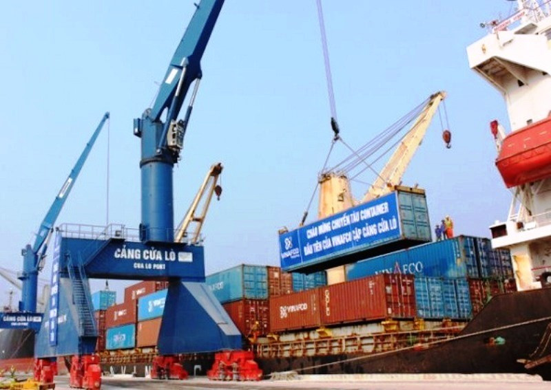 Bốc dỡ hàng hóa tại cảng Cửa Lò - Ảnh: Tuệ Minh