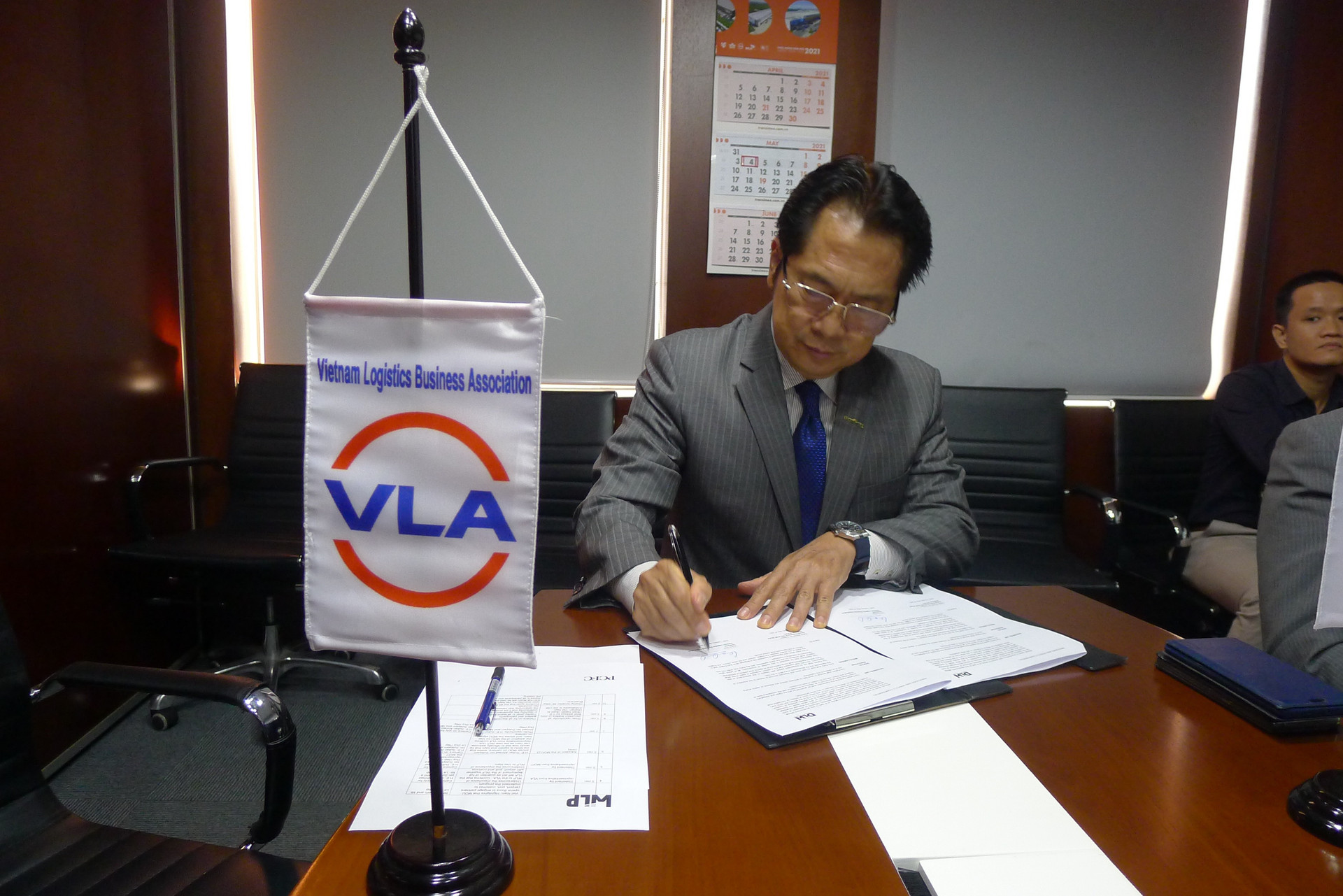 Trước đó ngày 04/5, ông lê Duy Hiệp - Chủ tịch Hiệp hội Doanh nghiệp dịch vụ Logistics Việt Nam đã ký kết Văn bản hợp tác về Hộ chiếu Logistics thế giới với Tổ chức Dubai Logistics World theo hình thức trực tuyến 