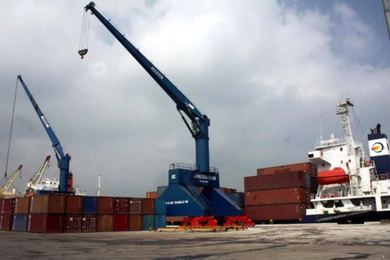 Bốc dỡ hàng hóa tại cảng Cửa Lò - Ảnh: Ngọc Anh